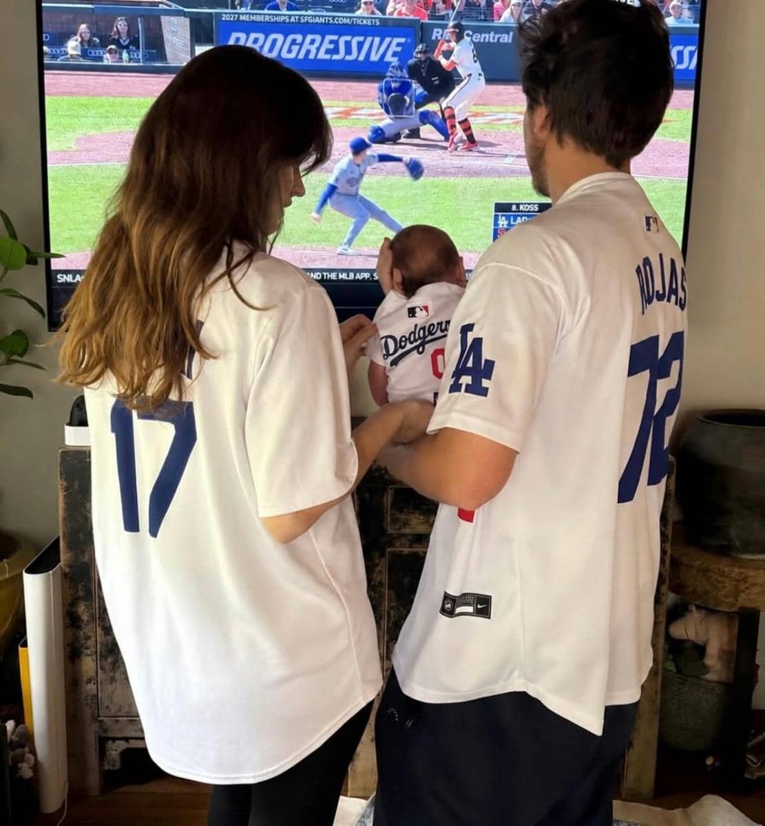 kisah cinta Barbara Palvin dan Dylan Sprouse