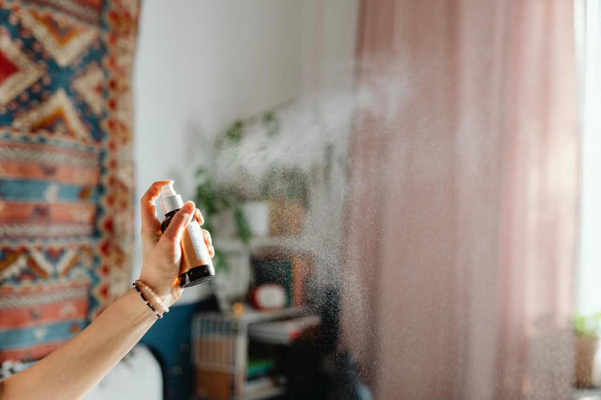 5 Beda Linen Spray dan Parfum Biasa, Mana yang Lebih Cocok Untukmu?