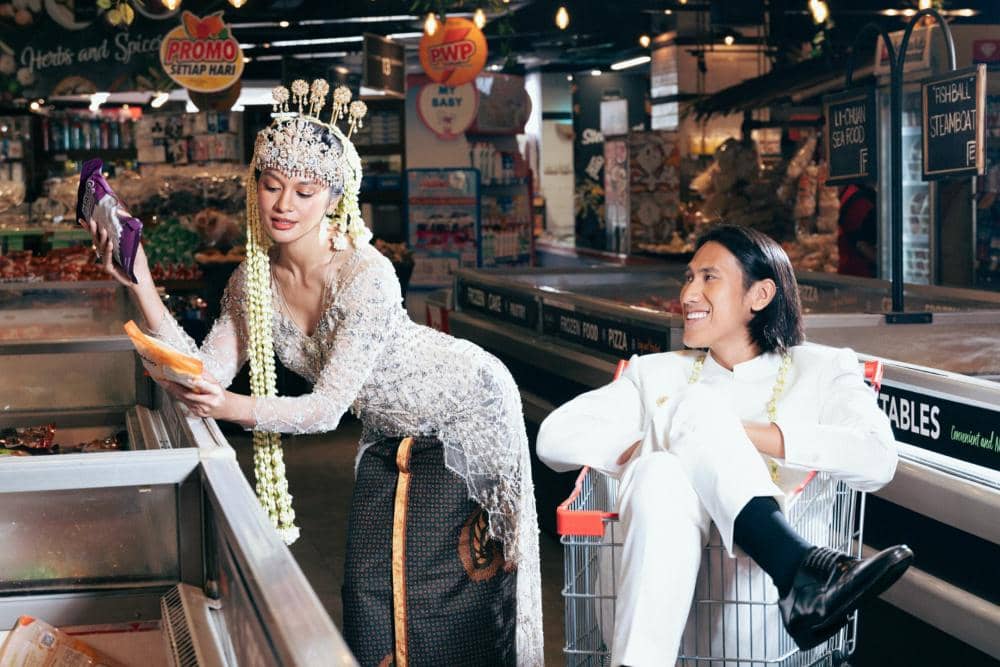 8 Potret Pre-Wedding Hana Malasan dan Sean Gelael di Supermarket, Unik!