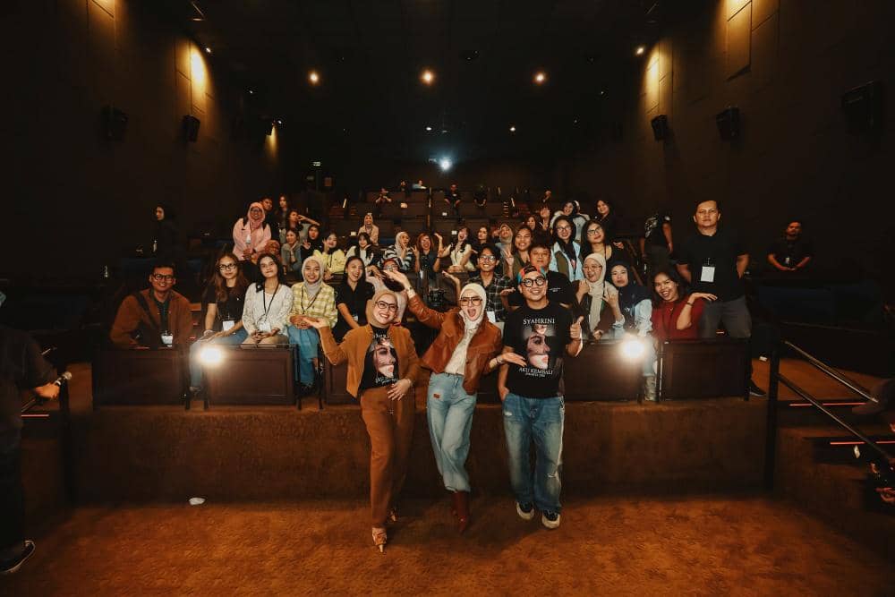 Incess Syahrini, Dino Hamid, dan Aisyahrani Berfoto Bersama Media di Press Conference Syahrini Aku Kembali Live in Concert.jpeg